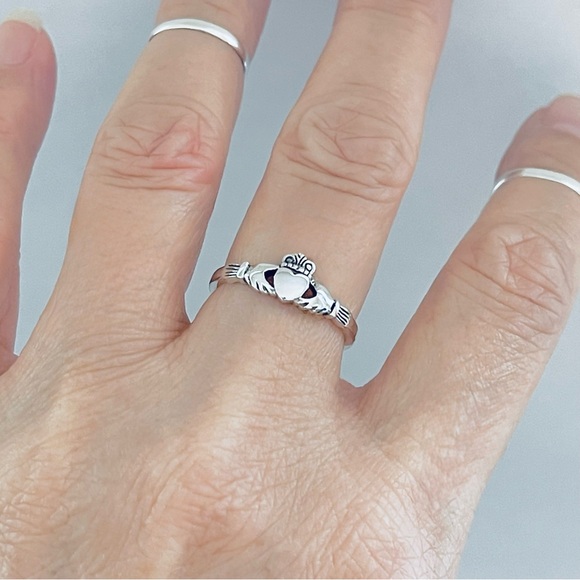 💕TOP SELLER💕 Sterling Silver Small Irish Claddagh Ring, Friendship Heart Rings - Picture 11 of 13